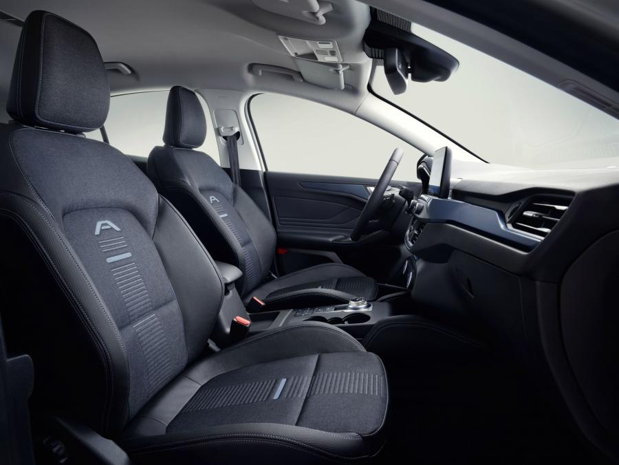 Интерьер Ford Focus Active 2018 года  (WW) (фото 18 из 43)